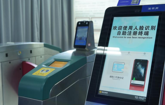 展出的人臉識別坐地鐵閘機 展出的人臉識別坐地鐵閘機