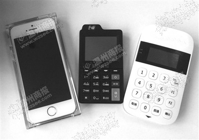 這款新出的POS機(jī)（中），比蘋(píng)果手機(jī)（左）與目前市面上較小的POS機(jī)（右）都要小巧一些。澤敏 攝
